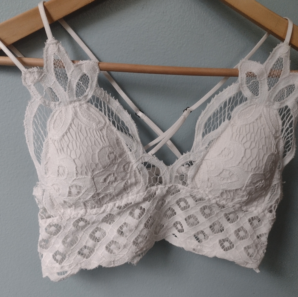 Three Bird Nest White Lace Bralette with Scalloped Trim - Picture 7 of 13